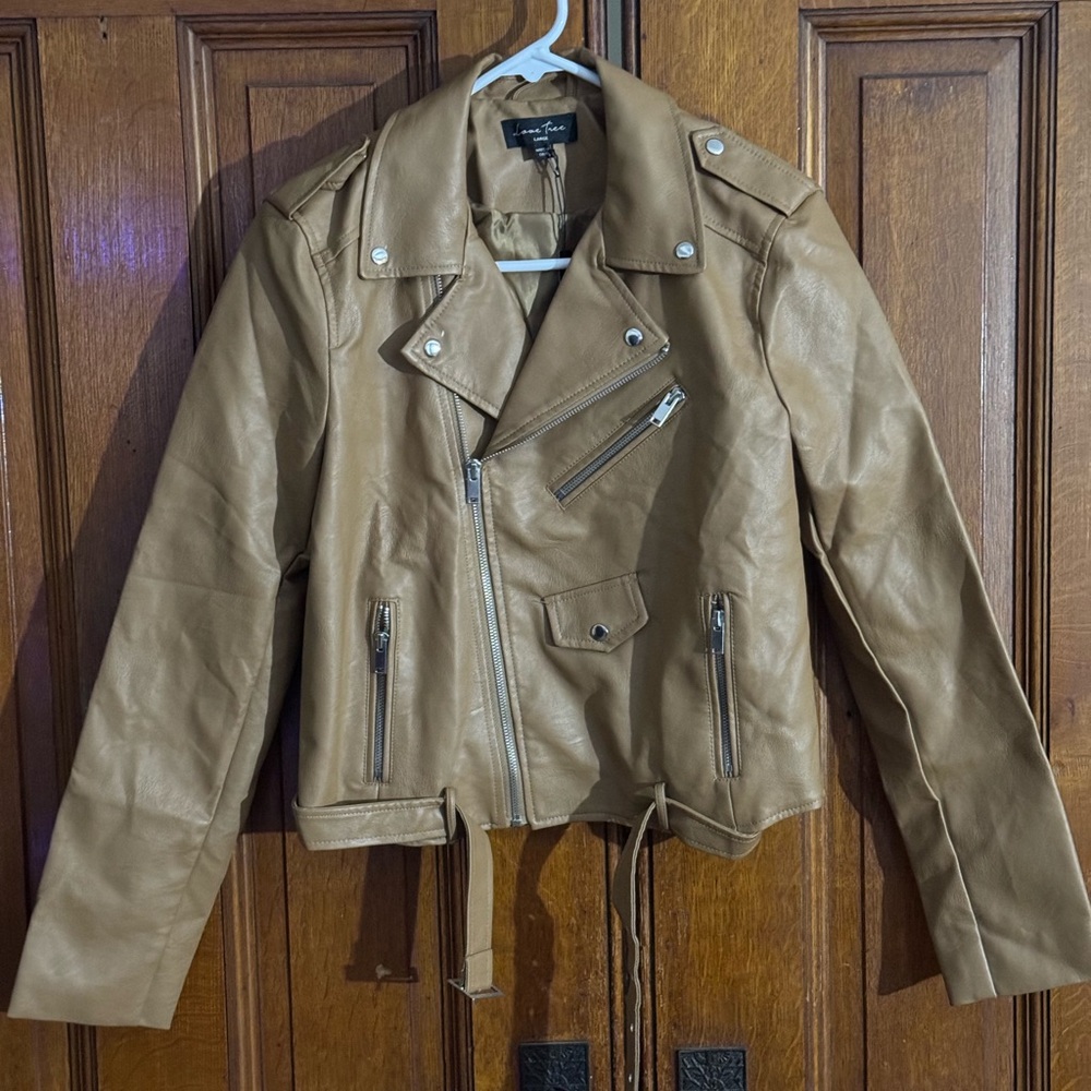 Leather Motorcycle Biker jacket. Tan color.
Women’s size L.